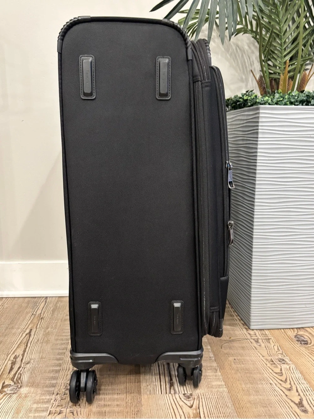 Travelpro Crew Classic Medium Check-In Black Spinner Luggage Classic Travel Case